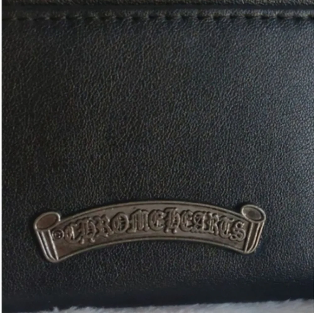Men's Arch Plate 3-Pocket Faux Leather Card Case.   Black and Silver
